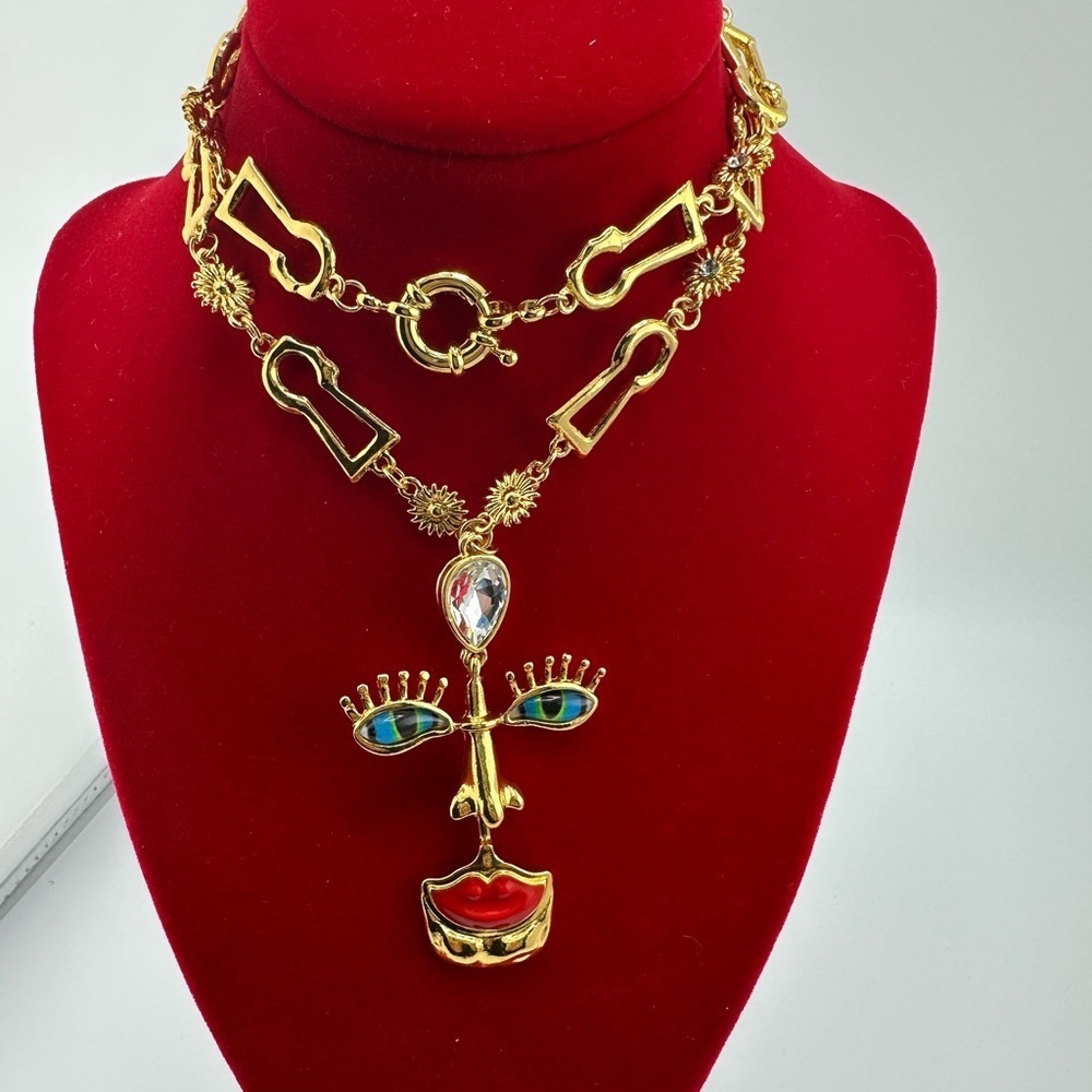Visage Baroque Gold Artistic Face Pendant Necklace - Picture 7 of 11